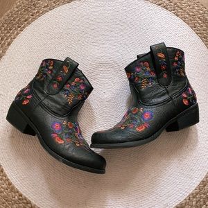Vintage embroidered cowboy boots